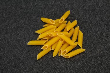 Çiğ makarna kaseye hazır.