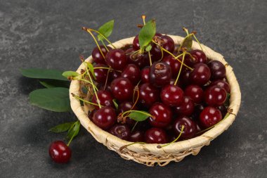 Yapraklarla dolu olgun kiraz yığını