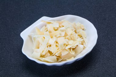 Hindistan cevizi kuru cipsi kasede atıştırmalık.