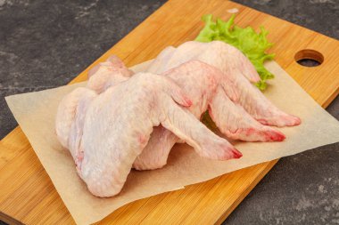 Çiğ tavuk kanatları pişmeye hazır.