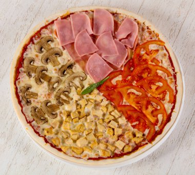 Jambon ve mantarlı pizza karışımı.