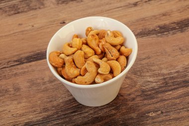 Kavrulmuş kaju yığını kasede