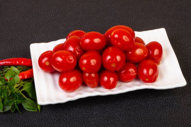 Kasede fesleğen servis edilen vişneli domates turşusu