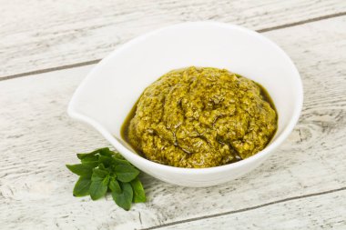 Fesleğen sosu Pesto kabın içinde