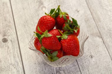 Kasede taze çilek yığını var.