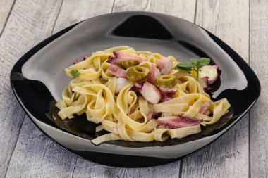 Ahtapot ve zeytinli makarna.