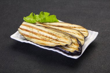 Kavanozda kızarmış patlıcan.