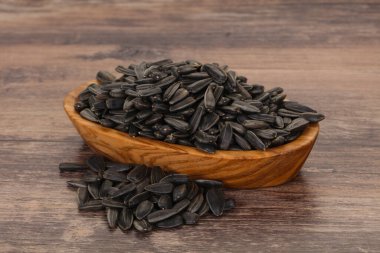 Lezzetli kavrulmuş ayçekirdeği yığını yenmeye hazır.