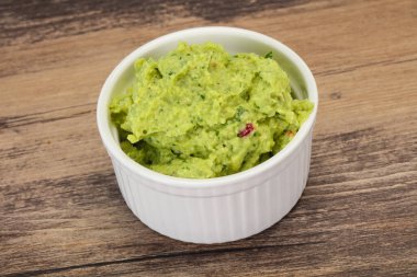 Acı biberli baharatlı avokado sosu.