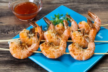 Baharatlı soslu ızgara karides şişi.