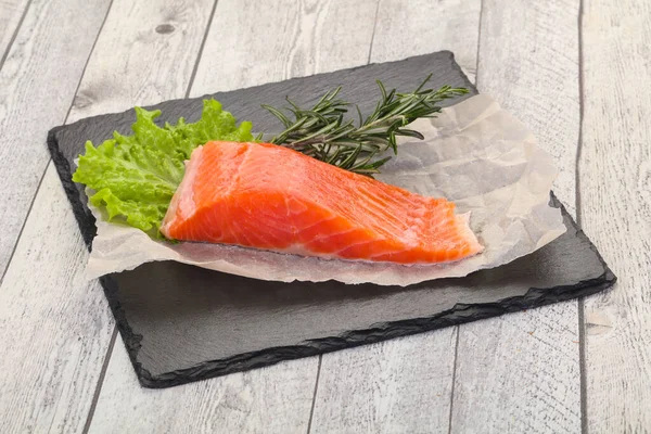 Stukje Rauwe Zalm Houten Ondergrond — Stockfoto