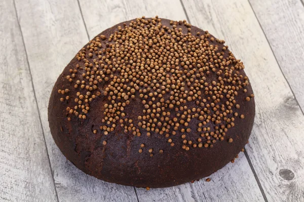 コリアンダー種子と黒のおいしいパン — ストック写真