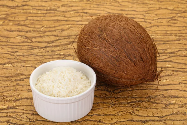 Chip Coco Desfiado Com Porca Sobre Fundo Madeira — Fotografia de Stock