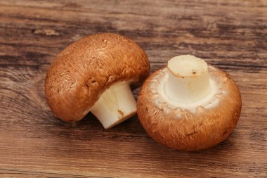 Arka planda Lezzetli Çiğ Kahverengi Şampiyonlar