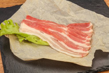 Fırında pişmemiş domuz pastırması.