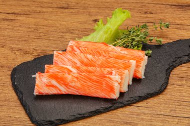 Yengeç çubukları güvertede salata yaprağı servis etti