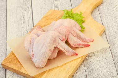 Çiğ tavuk kanatları pişmeye hazır.