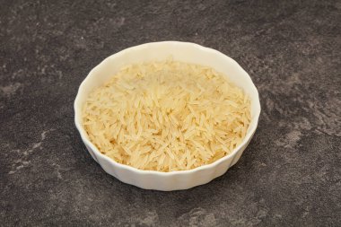 Tabakta çiğ Hint basmati pilavı