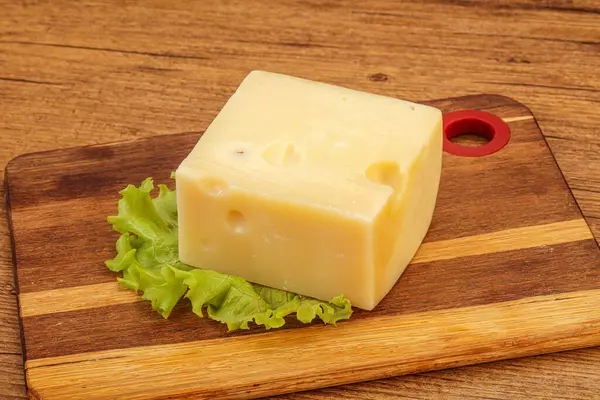 Emmental Ost Över Trä Ombord Serveras Sallad — Stockfoto