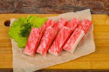 Yengeç surimi sopa salata yaprakları servis