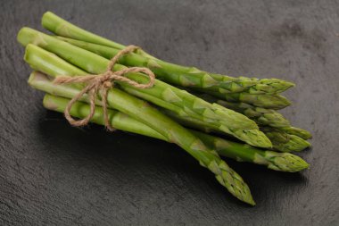Ahşap tahtanın üzerine çiğ kuşkonmaz yığını