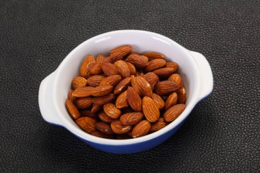 Kavanozda badem ezmesi