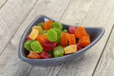 Tatlı meyve yığını kasede