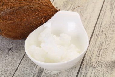 Kâsede hindistan cevizi yağı var.