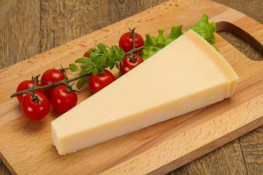 İtalyan geleneksel parmesan peyniri üçgeni salata servis etti