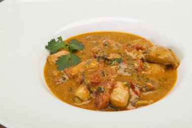 Geleneksel Tayland körili tavuk çorbası ve hindistan cevizi sütü.