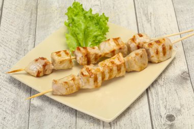 Izgara domuz şişi salata yaprakları servis edildi.