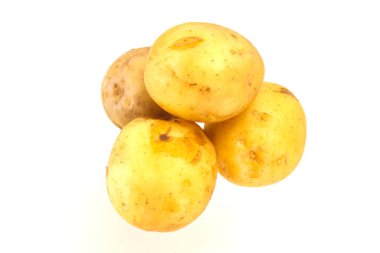 Genç, mevsimlik patates yığını pişirmeye hazır.