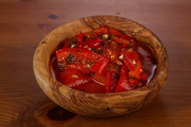 Bitki ve baharatlı dolma biber turşusu.