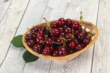 Yapraklarla dolu olgun kiraz yığını