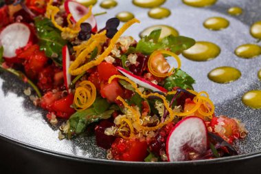 Sebze salatası, zeytinyağı ve bitkilerle birlikte.