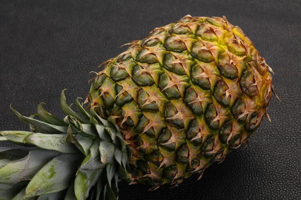 Ananas Fresco Maturo Sullo Sfondo Legno — Foto Stock