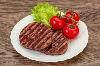 Domates soslu ızgara burger pirzolası