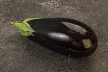 Siyah olgun taze bir patlıcan.