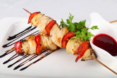 Sebzeli tavuk şişi.