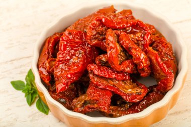 Fesleğen yapraklı kuru domates.