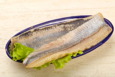 Ringa balığı filetosu salata üzerine bırakır - hazır yemek için