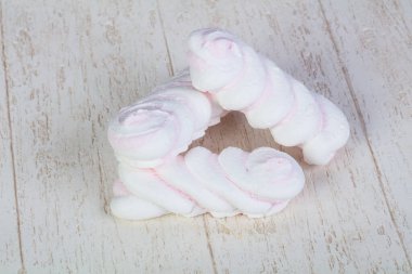 Lezzetli, yumuşak ve tatlı bükülmüş meringues