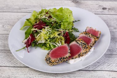 Susamlı taze dilimlenmiş ton balıklı salata.