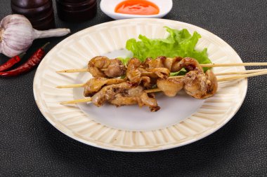 Acı soslu tavuk derisi şiş.