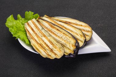 Kavanozda kızarmış patlıcan.