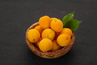 Olgun, tatlı birkaç kayısı yığını