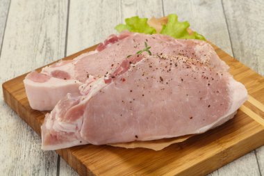 Çiğ domuz eti ızgara için hazır.