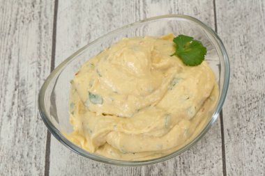 Zeytinyağı ve otlu humus atıştırmalığı.