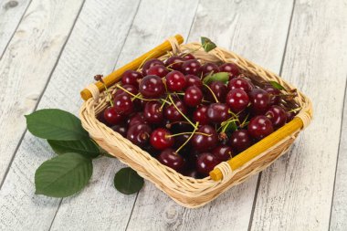 Yapraklarla dolu olgun kiraz yığını