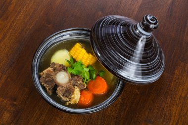 Et, sebze ve mısır çorbası.